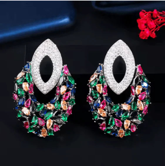 Zirconia Claw earrings | حلق ألماس فاخر - حلق لؤلؤ - عقد ذهبي أنيق